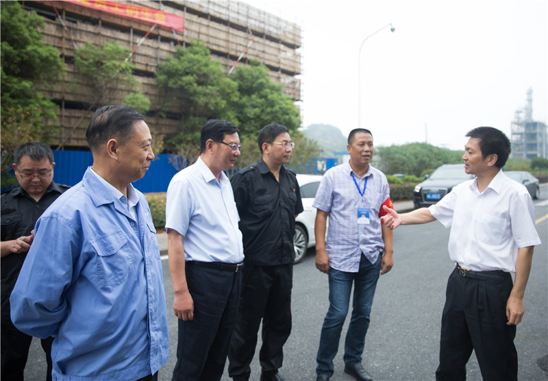 1473315602376535zv8U.jpg 戴建平检查复工情况1.JPG